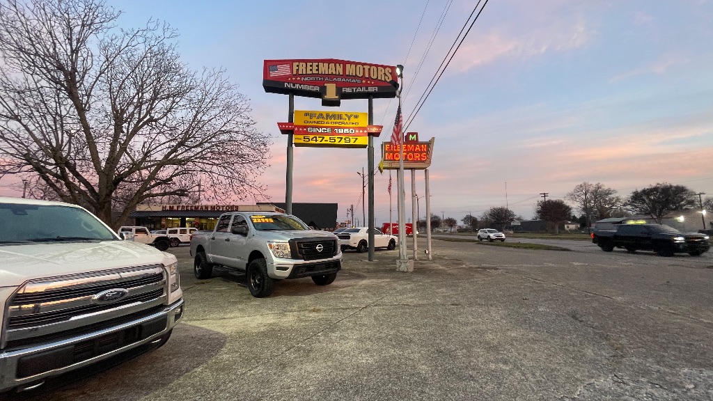 2020 Nissan Titan S's photo